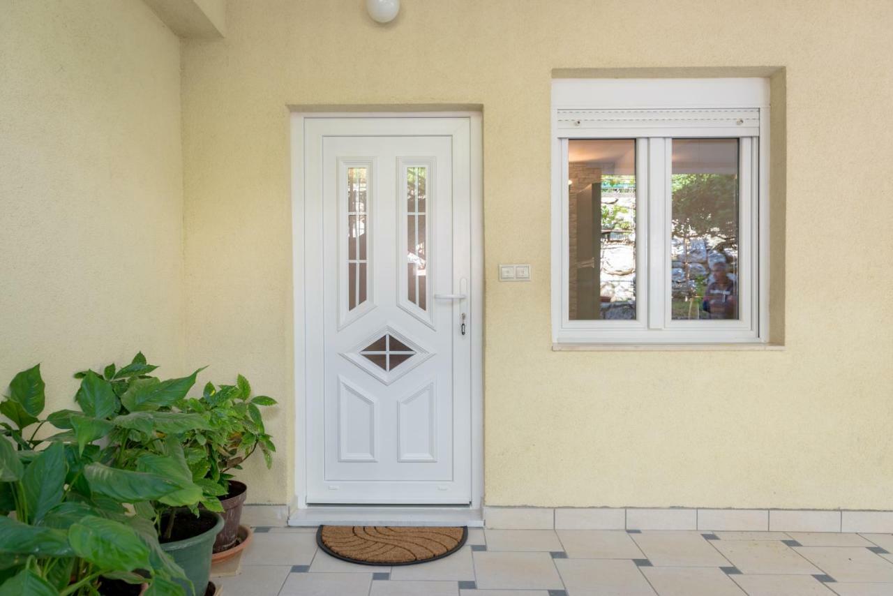 Apartmani Mirta أوميس الغرفة الصورة