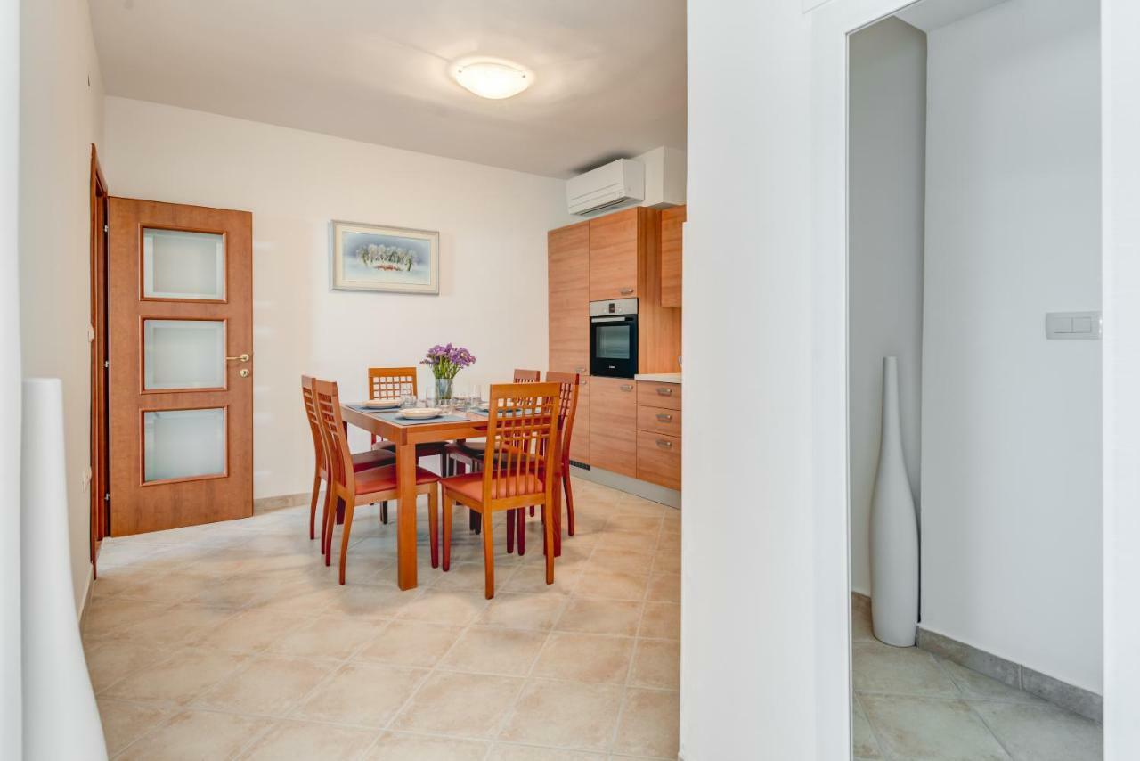 Apartmani Mirta أوميس المظهر الخارجي الصورة